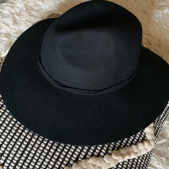 NWT American Eagle outfitters black hat, one size. - Picture 2 of 3